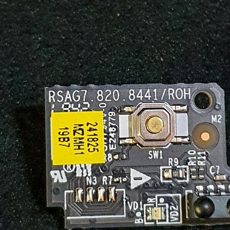 Bouton Power Hisense Référence 243798 MZMH1 Pour Téléviseur H65B7100 - Occasion Très Bon état