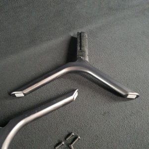 Ensemble Pieds + vis télé Samsung UE49RU7305K