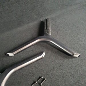 Ensemble Pieds + vis télé Samsung UE49RU7305K – Image 3