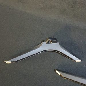 Ensemble pieds + vis télé Hisense 32A5100F – Image 4